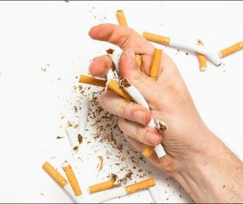 Курить в общественных местах в Беларуси запретят неизвестно когда