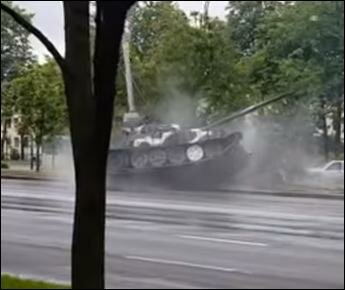 Танк Т-72 снес столб в Минске. Видео очевидцев