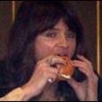 Самую сексуальную женщину планеты застали за поеданием чизбургеров
