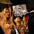 Активистки Femen атаковали Неделю моды в Милане