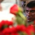 Москвичи несут цветы на место убийства Немцова