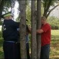 В Гомеле милиция приковала журналиста наручниками к дереву